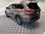 Used 2017 Toyota Highlander LE image 3