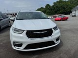 Used 2023 Chrysler Pacifica Touring-L image 2