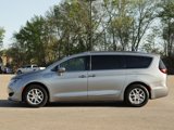 Used 2020 Chrysler Pacifica Touring-L image 4