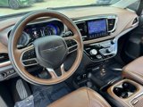 Used 2017 Chrysler Pacifica Limited image 3