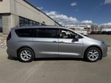 Used 2018 Chrysler Pacifica Touring-L w/ Tire & Wheel Group image 4