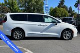 Used 2023 Chrysler Pacifica Limited image 3