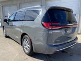 Used 2022 Chrysler Pacifica Touring-L image 5