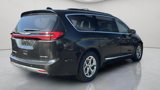 Used 2022 Chrysler Pacifica Limited image 3