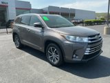 Used 2017 Toyota Highlander XLE image 3