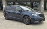 Used 2022 Chrysler Pacifica Limited w/ Uconnect Theater Family Group image 2