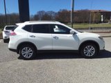 Used 2016 Nissan Rogue SV image 2