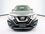 Used 2017 Nissan Rogue SV image 2