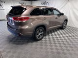 Used 2017 Toyota Highlander LE image 5