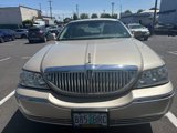 Used 2005 Lincoln Town Car Signature Limited image 2