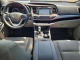 Used 2017 Toyota Highlander XLE image 2