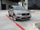 Used 2022 Volvo XC40 T4 Momentum image 4
