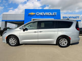Used 2022 Chrysler Voyager LX image 4