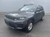 Used 2023 Jeep Grand Cherokee Laredo image 3