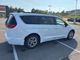 Used 2023 Chrysler Pacifica Limited image 3