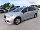Used 2024 Chrysler Pacifica Touring-L image 2