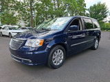 Used 2015 Chrysler Town & Country Touring image 3