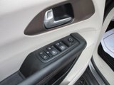 Used 2019 Chrysler Pacifica Touring-L image 5