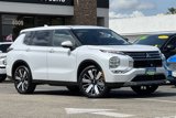 New 2025 Mitsubishi Outlander SE image 3