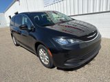 Used 2017 Chrysler Pacifica Touring image 2