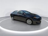 Used 2018 Toyota Corolla LE image 2