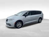 Used 2024 Chrysler Pacifica Limited image 3