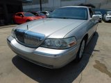 Used 2005 Lincoln Town Car Signature Limited image 3