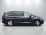 Used 2023 Chrysler Pacifica Touring-L image 4