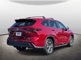 Used 2024 Toyota Highlander LE image 2