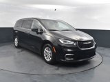 Used 2023 Chrysler Pacifica Touring-L image 3