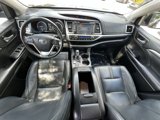 Used 2018 Toyota Highlander SE image 2