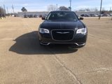 Used 2018 Chrysler 300 Touring L image 2