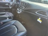 Used 2025 Chrysler Pacifica Select image 5