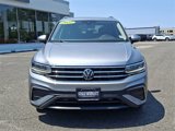 Used 2022 Volkswagen Tiguan SE w/ Panoramic Sunroof Package image 2