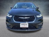Used 2022 Chrysler Pacifica Touring-L w/ Uconnect Theater Family Group image 2