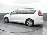 Used 2022 Chrysler Pacifica Touring-L image 5