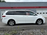 Used 2017 Toyota Sienna LE image 2