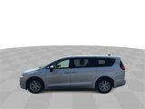 Used 2023 Chrysler Pacifica Touring-L image 5