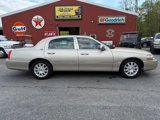 Used 2010 Lincoln Town Car Signature Limited image 2