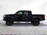 Used 2017 Toyota Tacoma TRD Off-Road image 3