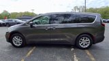 Used 2023 Chrysler Pacifica Touring-L image 5