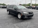 Used 2023 Chrysler Pacifica Touring-L image 4