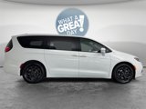 Used 2022 Chrysler Pacifica Touring-L w/ Uconnect Theater Family Group image 2