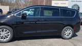 New 2025 Chrysler Pacifica Select image 4