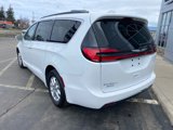 Used 2022 Chrysler Pacifica Touring-L image 3