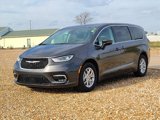 Used 2023 Chrysler Pacifica Touring-L image 2
