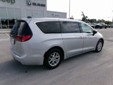 Used 2024 Chrysler Pacifica Touring-L image 4