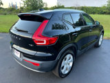 Used 2022 Volvo XC40 T5 Momentum image 5