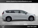 Used 2023 Chrysler Pacifica Touring-L image 4