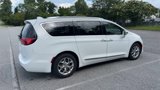 Used 2017 Chrysler Pacifica Limited image 3